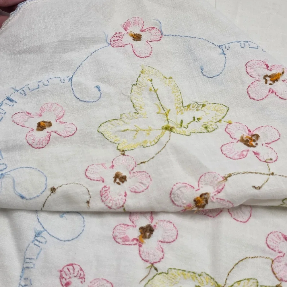 Cottagecore Dresser Scarf White Pink Floral Hand Embroidered‎ Vintage Runner